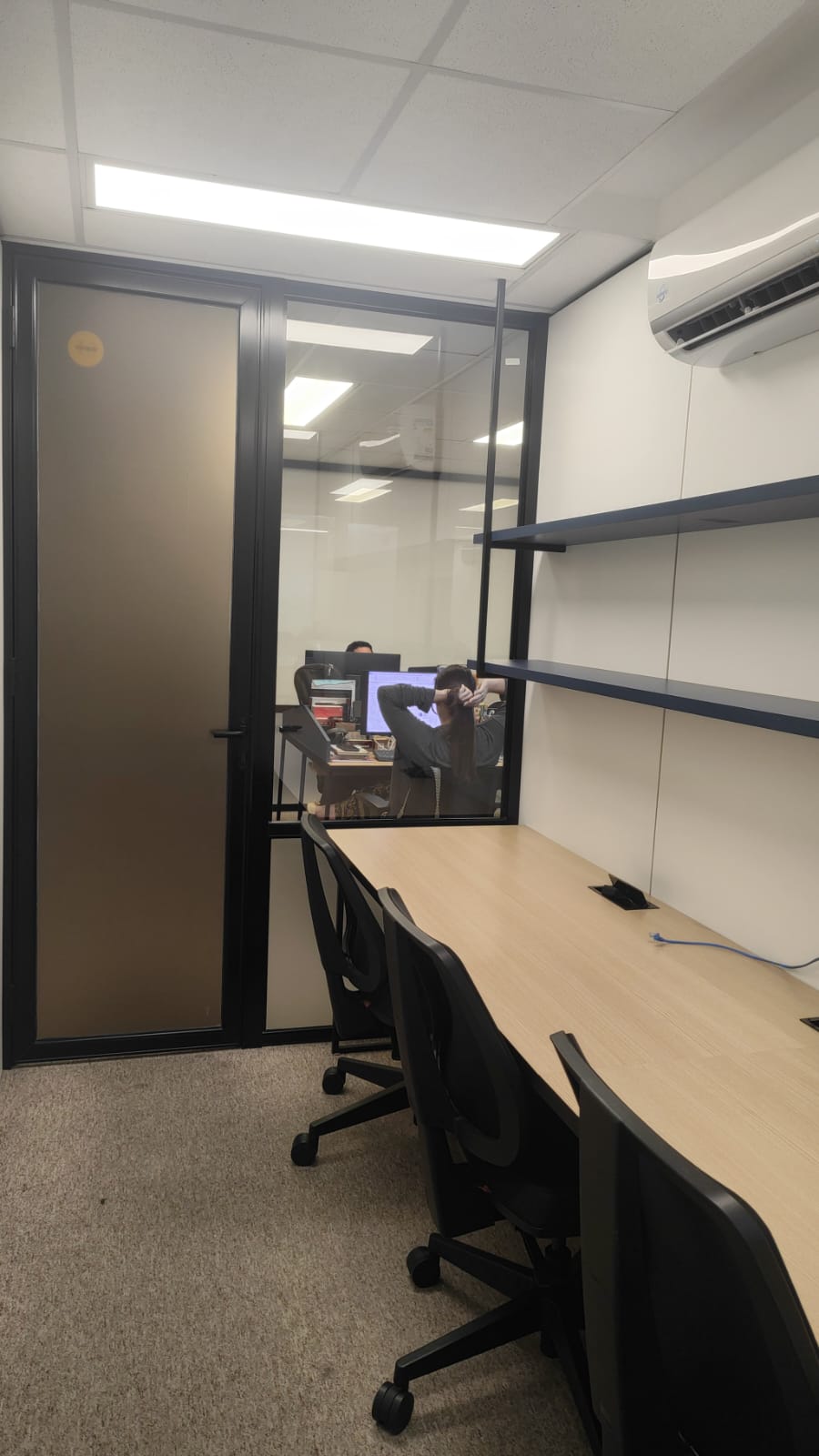 Foto de la sala Oficina privada para 3 puestos · 0 a 10 m² en Praia do Canto, Vitória (3/3)