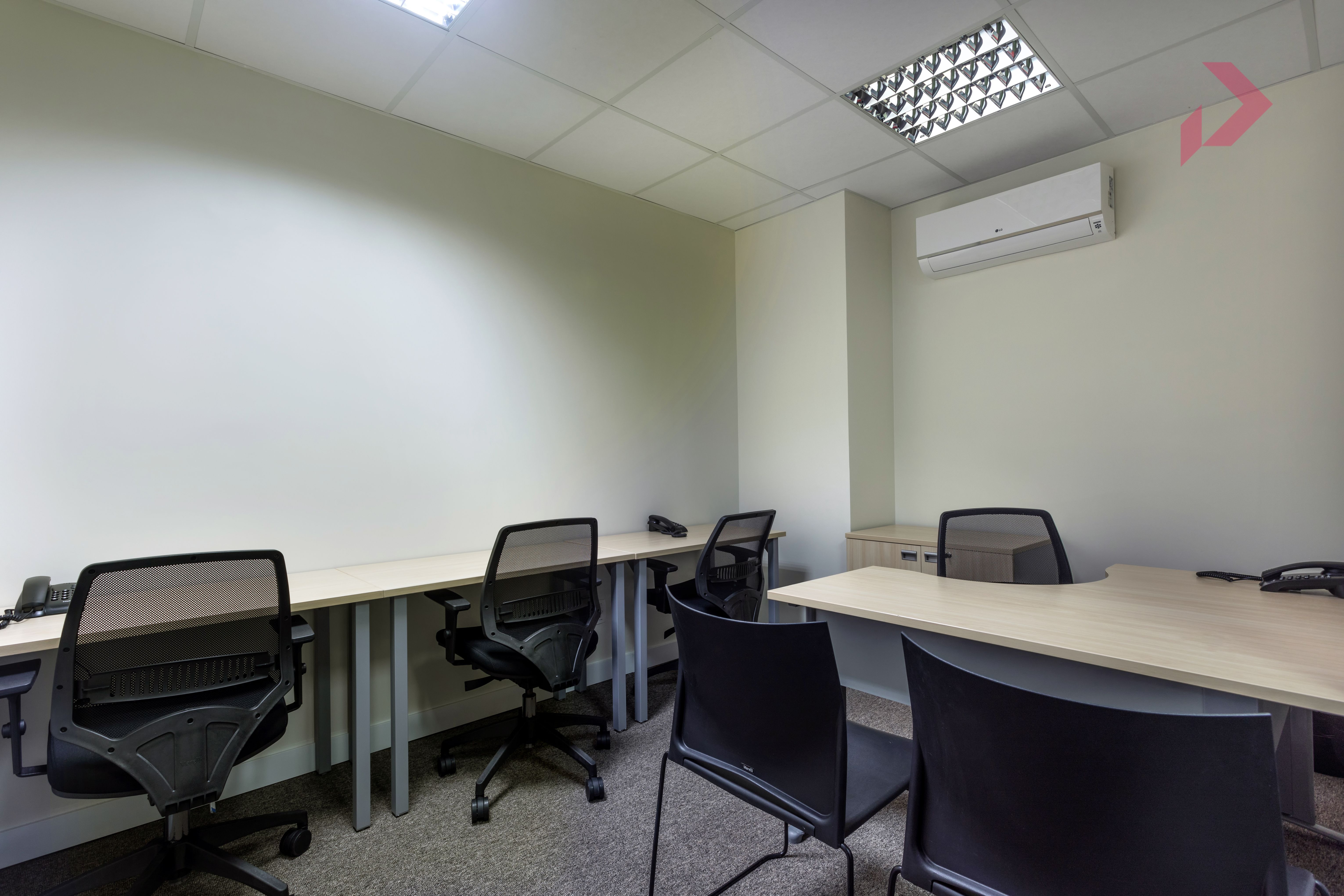 Foto de la sala Oficina privada para 5 puestos · 0 a 10 m² en Caminho das Árvores, Salvador (1/4)