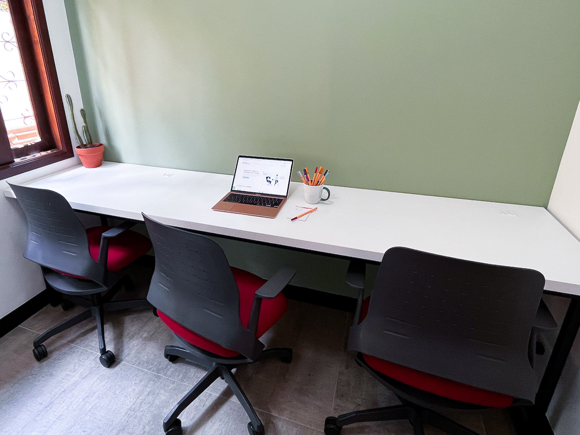 Foto da sala Escritório privativo para 3 posições · 0 a 10 m² em Hugo Lange, Curitiba (1/3)