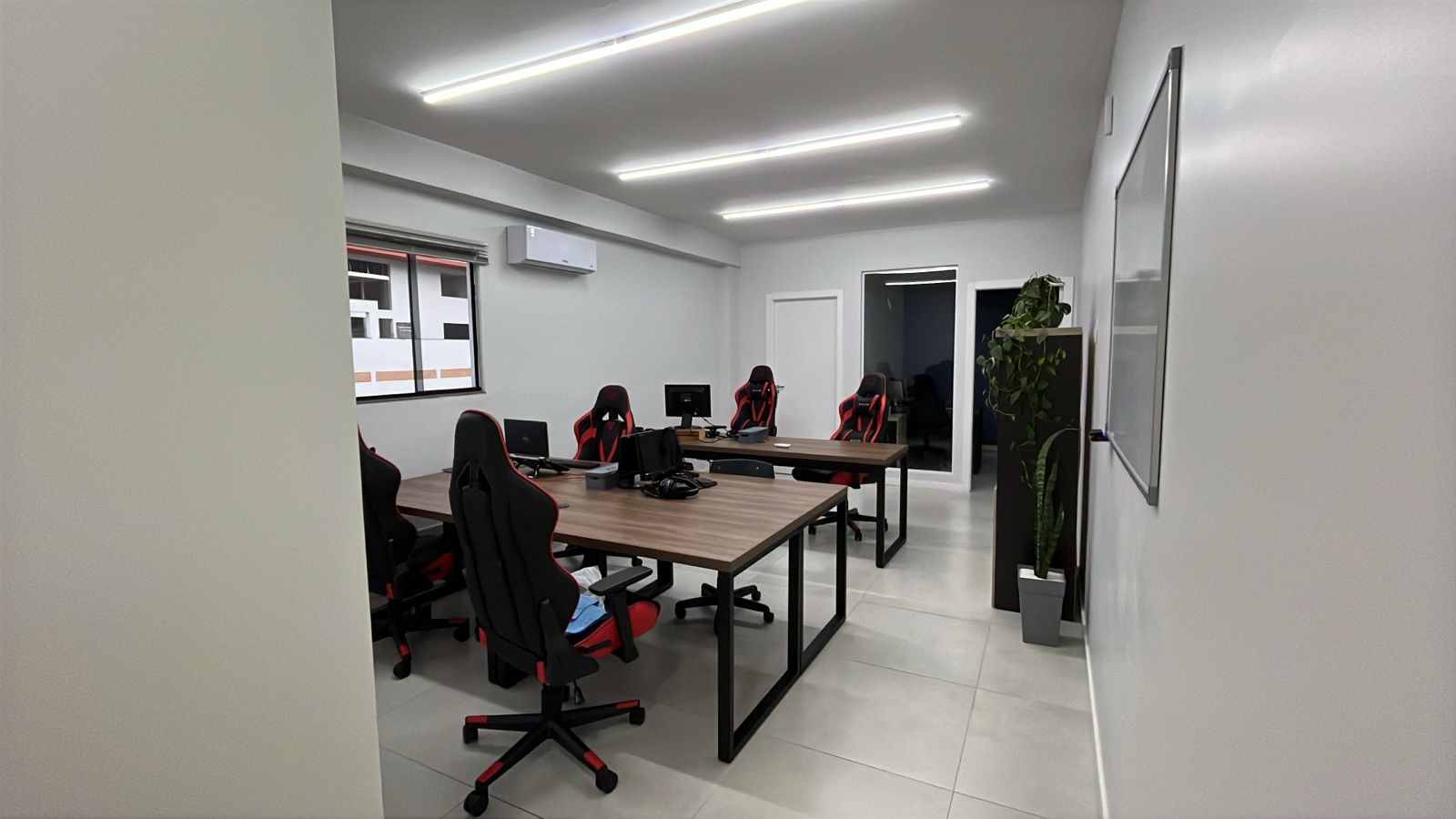 Foto de la sala Oficina privada para 10 puestos · 30 a 40 m² en Centro, Pato Branco (1/3)