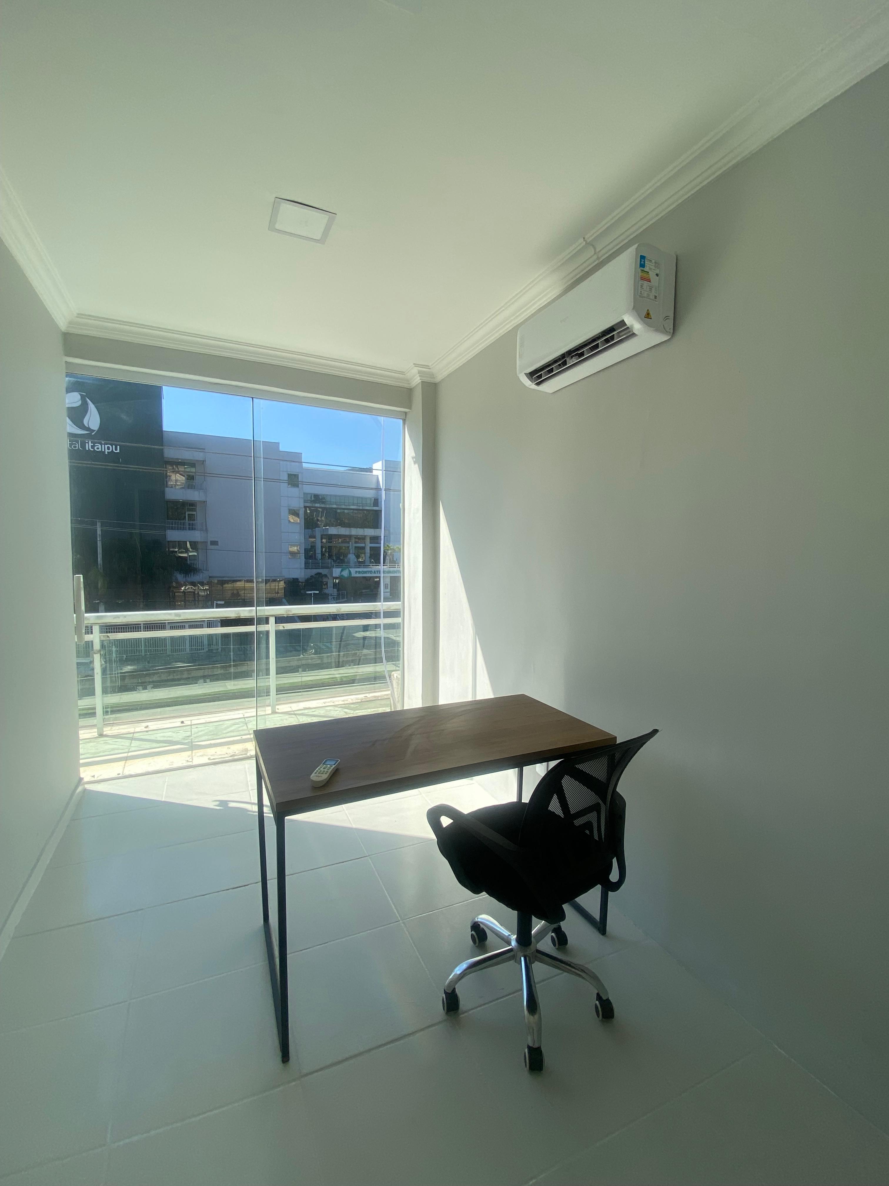 Foto de la sala Oficina privada para 1 puesto · 0 a 10 m² en Piratininga, Niterói (2/3)