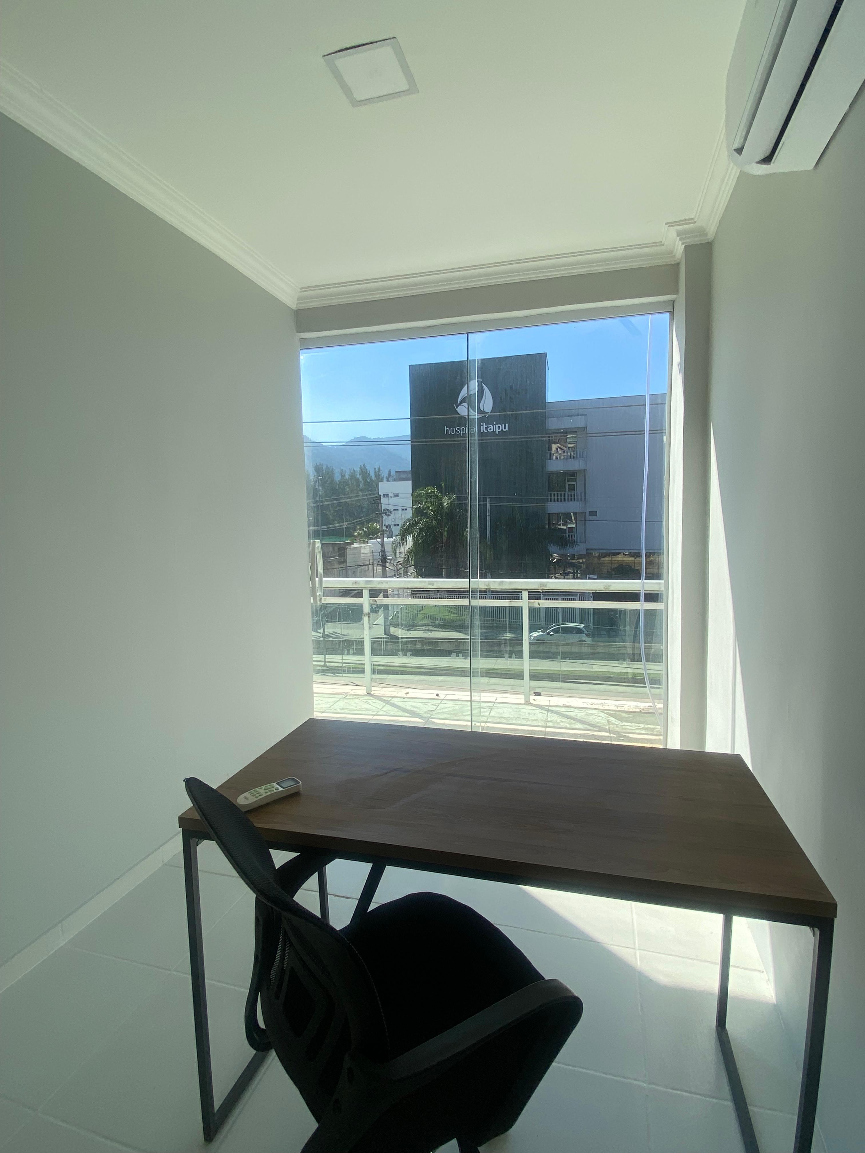Foto de la sala Oficina privada para 1 puesto · 0 a 10 m² en Piratininga, Niterói (3/3)