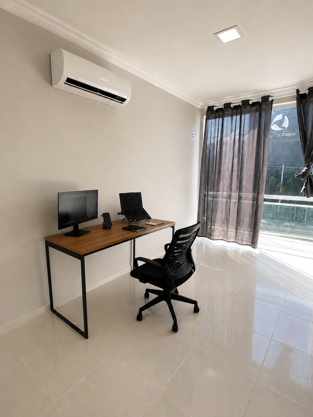 Foto de la sala Oficina privada para 1 puesto · 0 a 10 m² en Piratininga, Niterói (1/3)