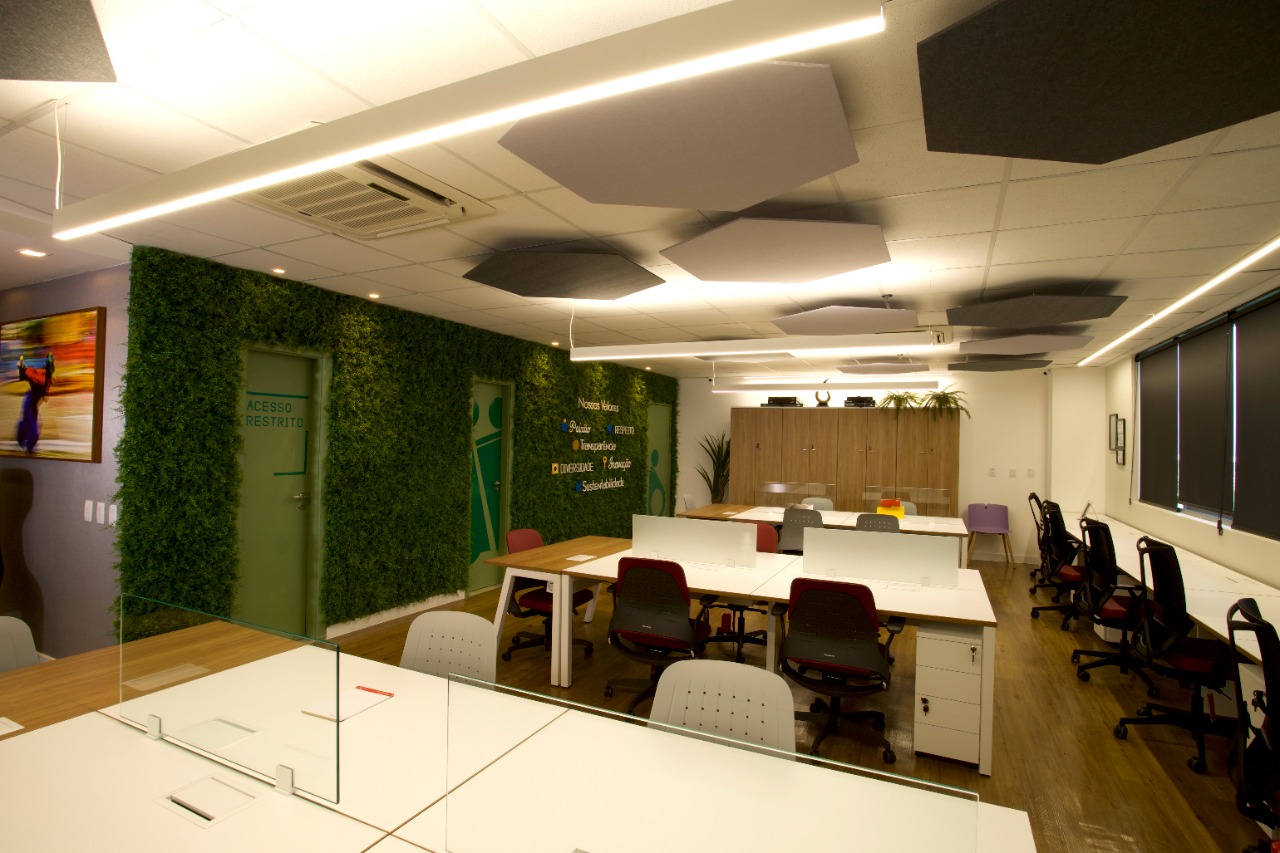 Foto de la sala Oficina privada para 23 puestos · 30 a 40 m² en Caminho das Árvores, Salvador (1/3)