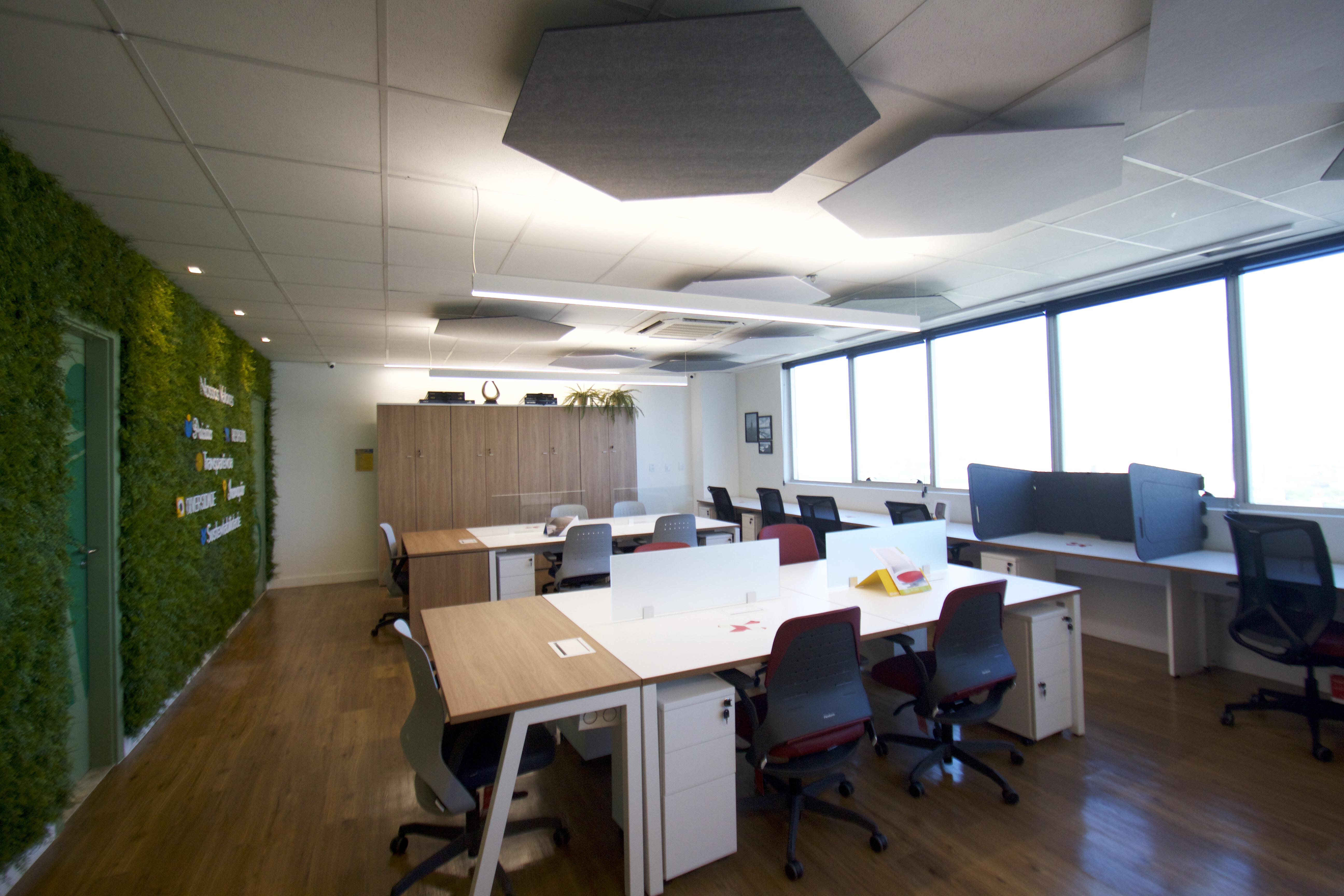 Foto de la sala Oficina privada para 23 puestos · 30 a 40 m² en Caminho das Árvores, Salvador (3/3)