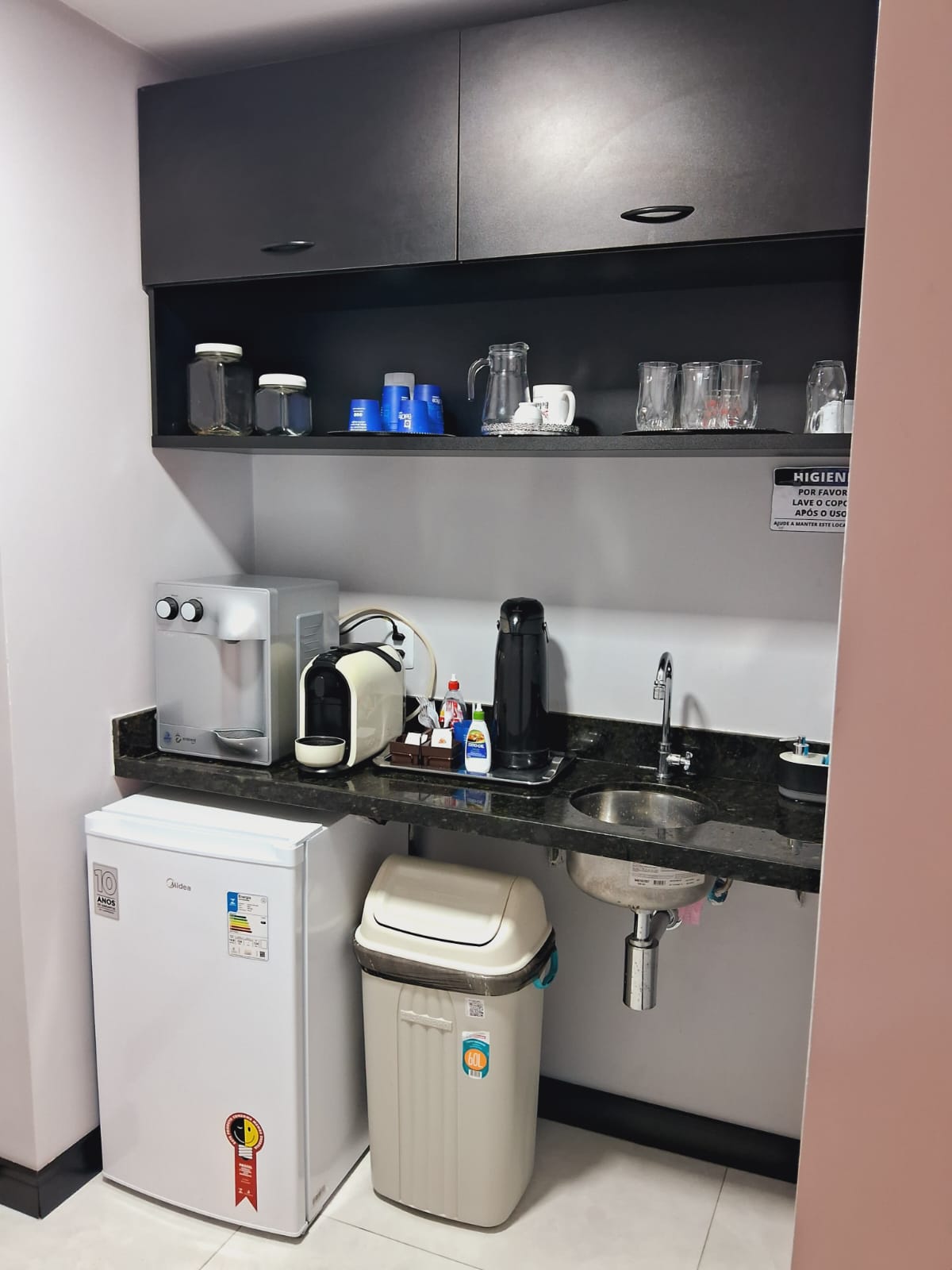 Foto de la sala Oficina privada para 3 puestos · 0 a 10 m² en Parque Verde, Belém (3/4)