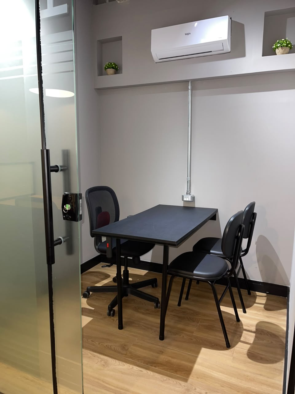 Foto da sala Escritório privativo para 3 posições · 0 a 10 m² em São Cristóvão, Salvador (1/3)