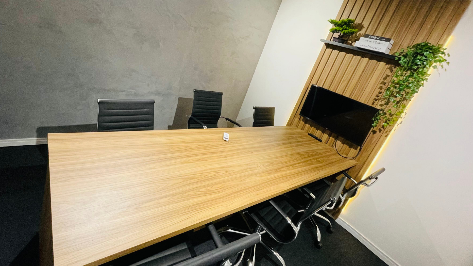 Foto de la sala Oficina privada para 6 puestos · 10 a 20 m² en Alphaville Industrial, Barueri (1/3)