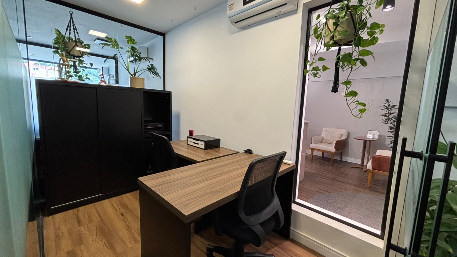 Foto de la sala Oficina privada para 3 puestos · 0 a 10 m² en Centro, Florianópolis (3/3)