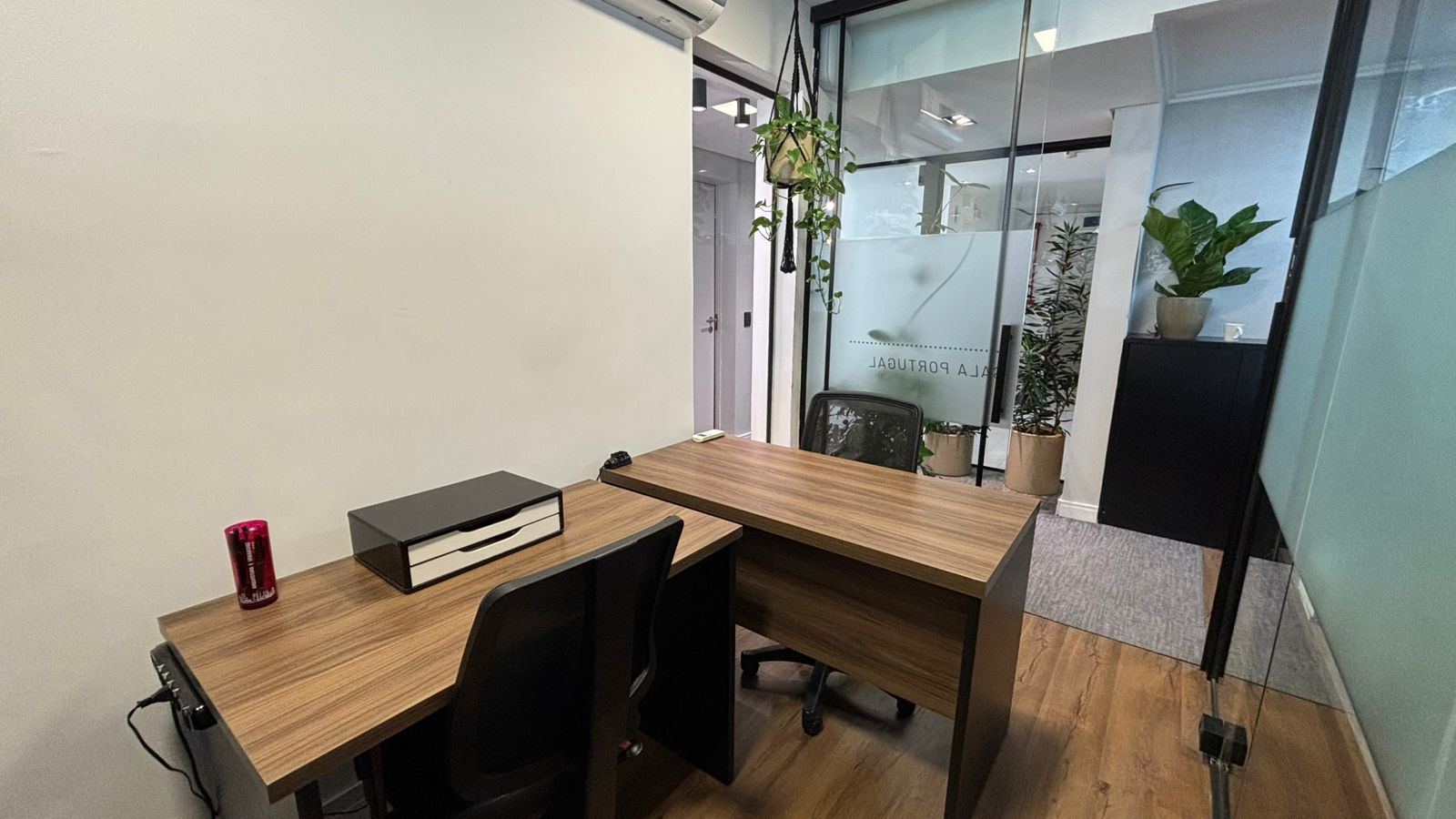 Foto de la sala Oficina privada para 3 puestos · 0 a 10 m² en Centro, Florianópolis (2/3)