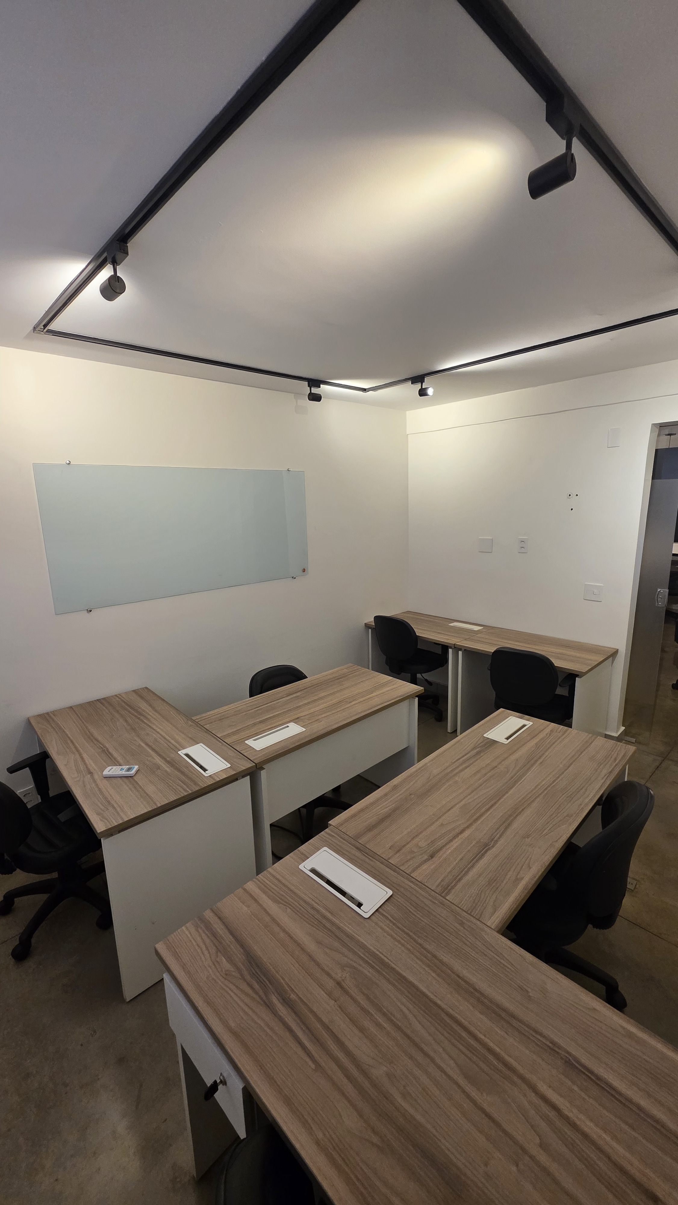 Foto da sala Escritório privativo para 6 posições · 10 a 20 m² em St. Oeste, Goiânia (3/4)