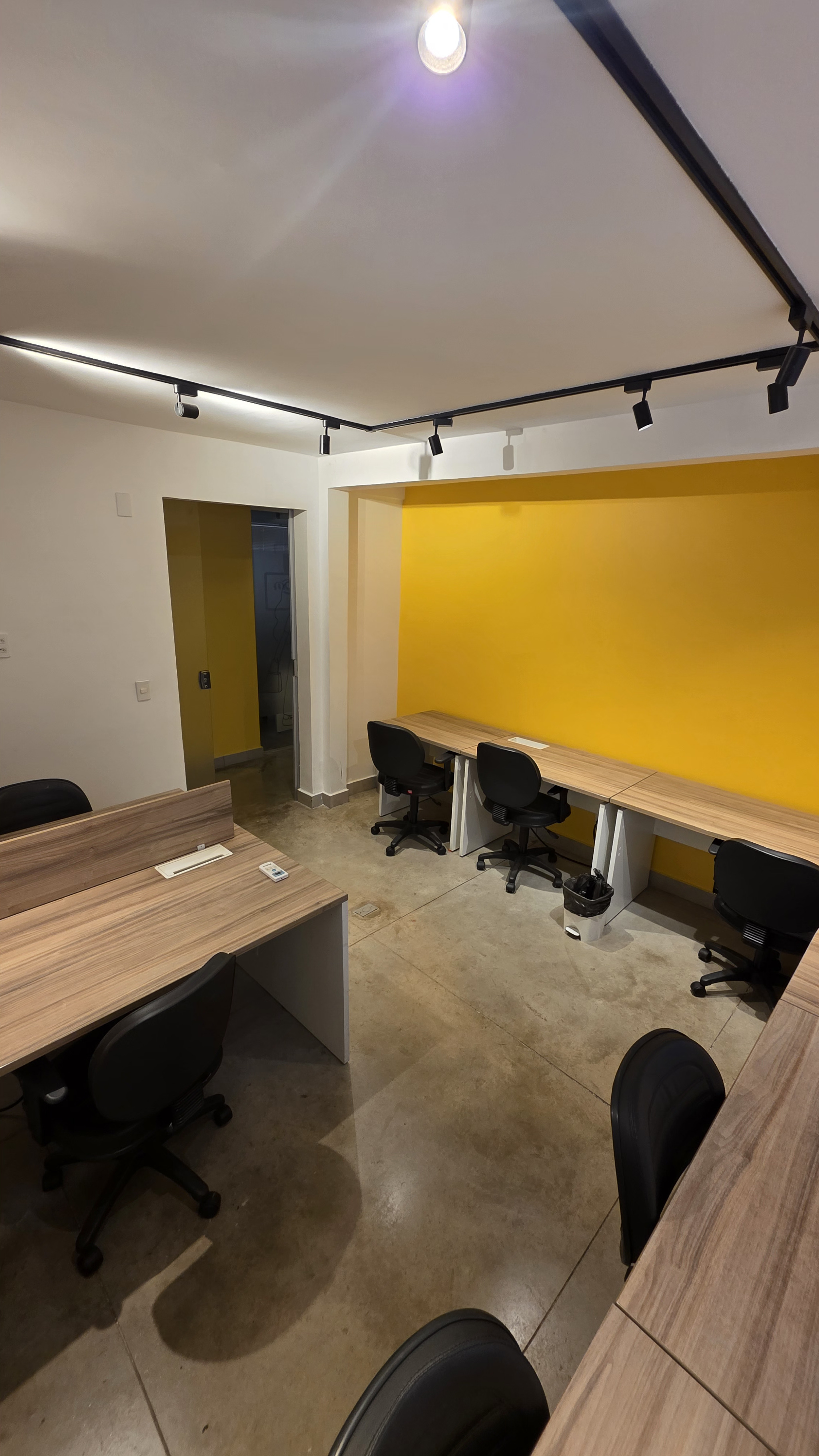 Foto de la sala Oficina privada para 7 puestos · 20 a 30 m² en St. Oeste, Goiânia (3/4)