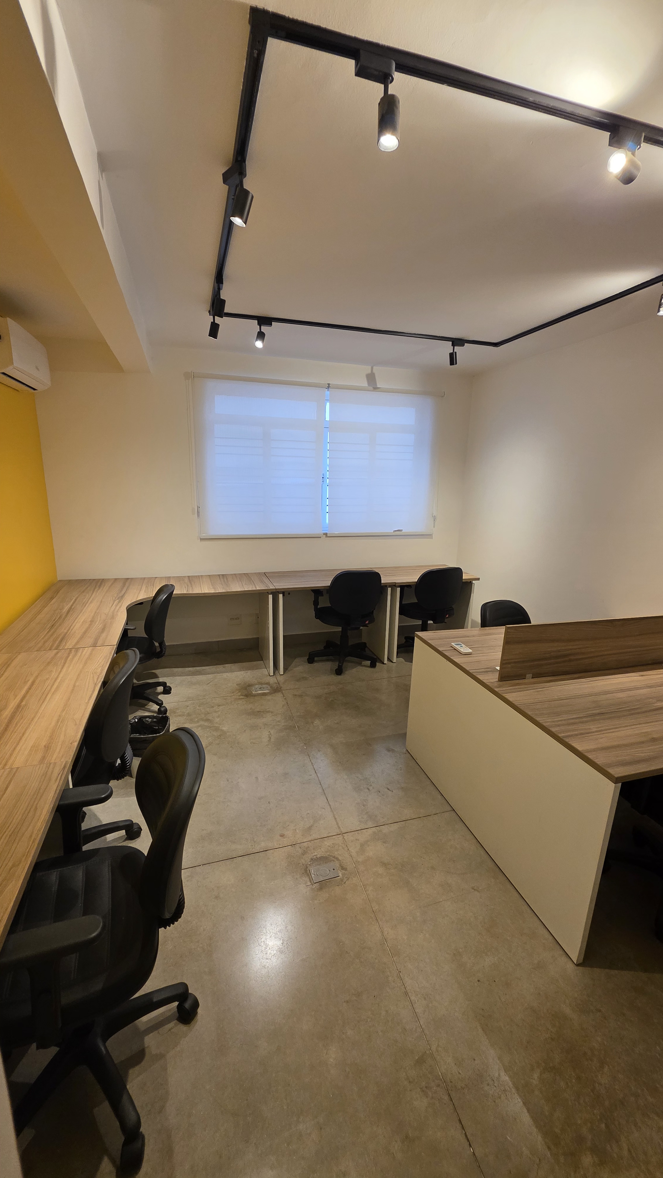 Foto de la sala Oficina privada para 7 puestos · 20 a 30 m² en St. Oeste, Goiânia (1/4)