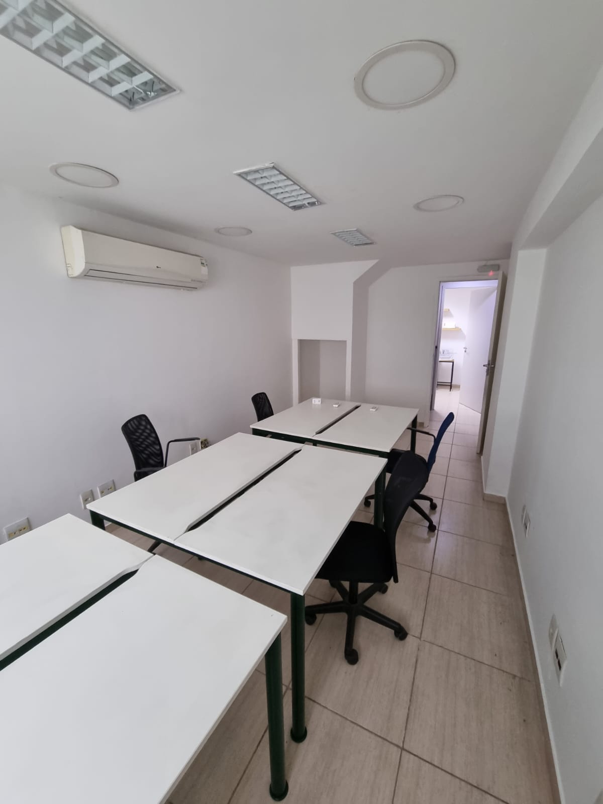 Foto de la sala Oficina privada para 6 puestos · 20 a 30 m² en Barra da Tijuca, Rio de Janeiro (1/3)