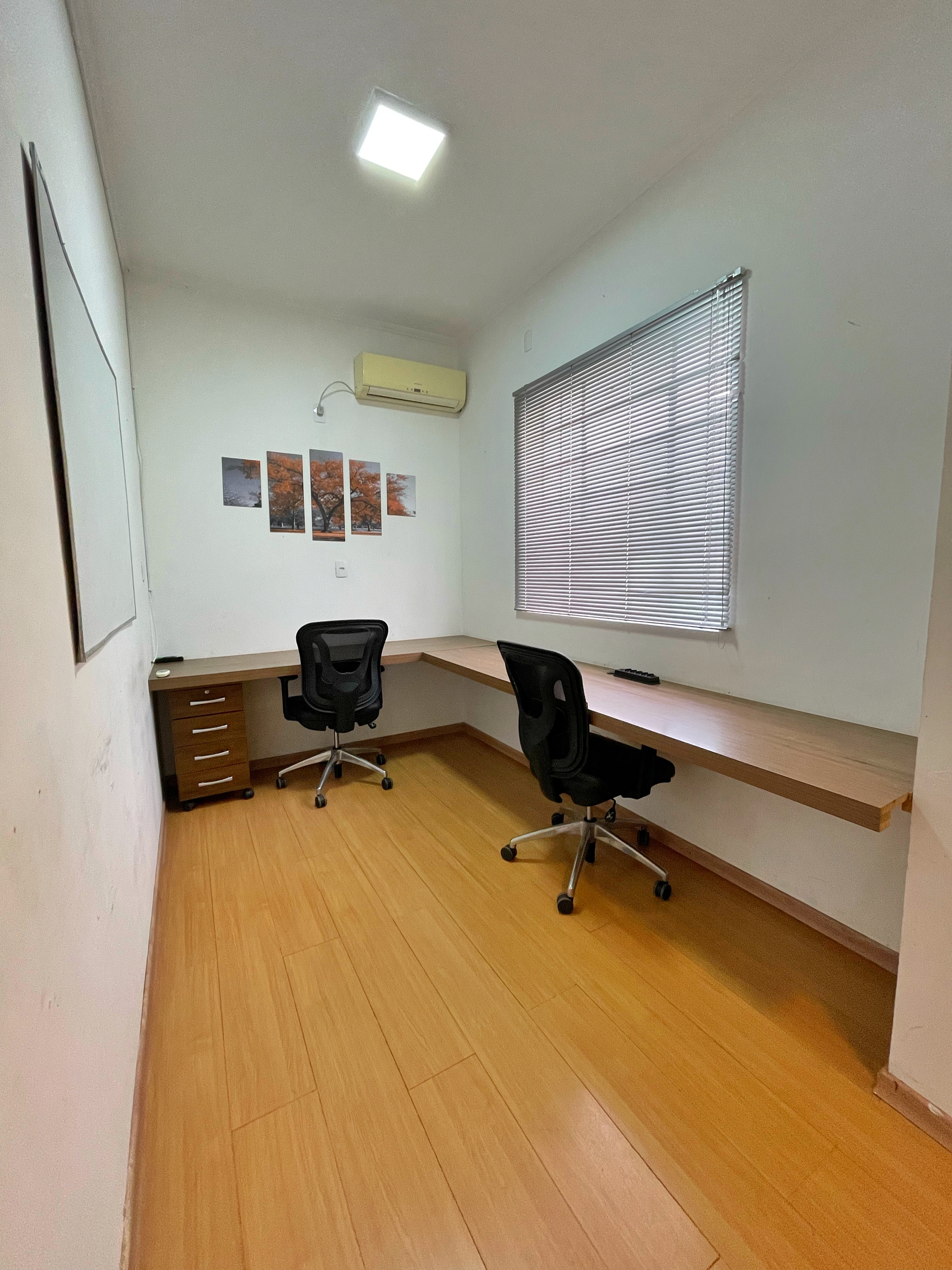 Foto de la sala Oficina privada para 3 puestos · 10 a 20 m² en Centro, Santa Maria (1/3)