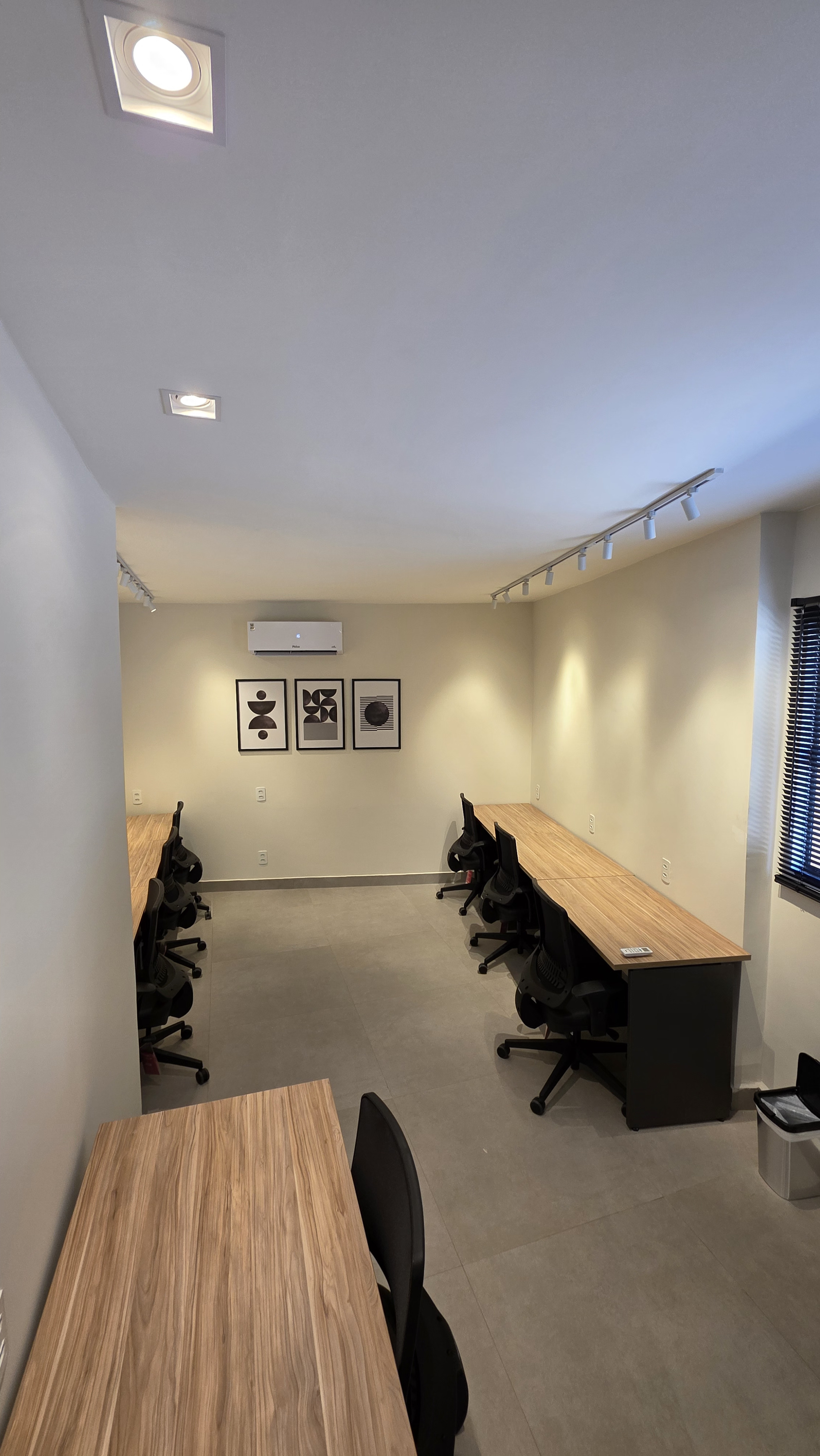 Foto de la sala Oficina privada para 8 puestos · 10 a 20 m² en Setor Sul, Goiânia (1/3)