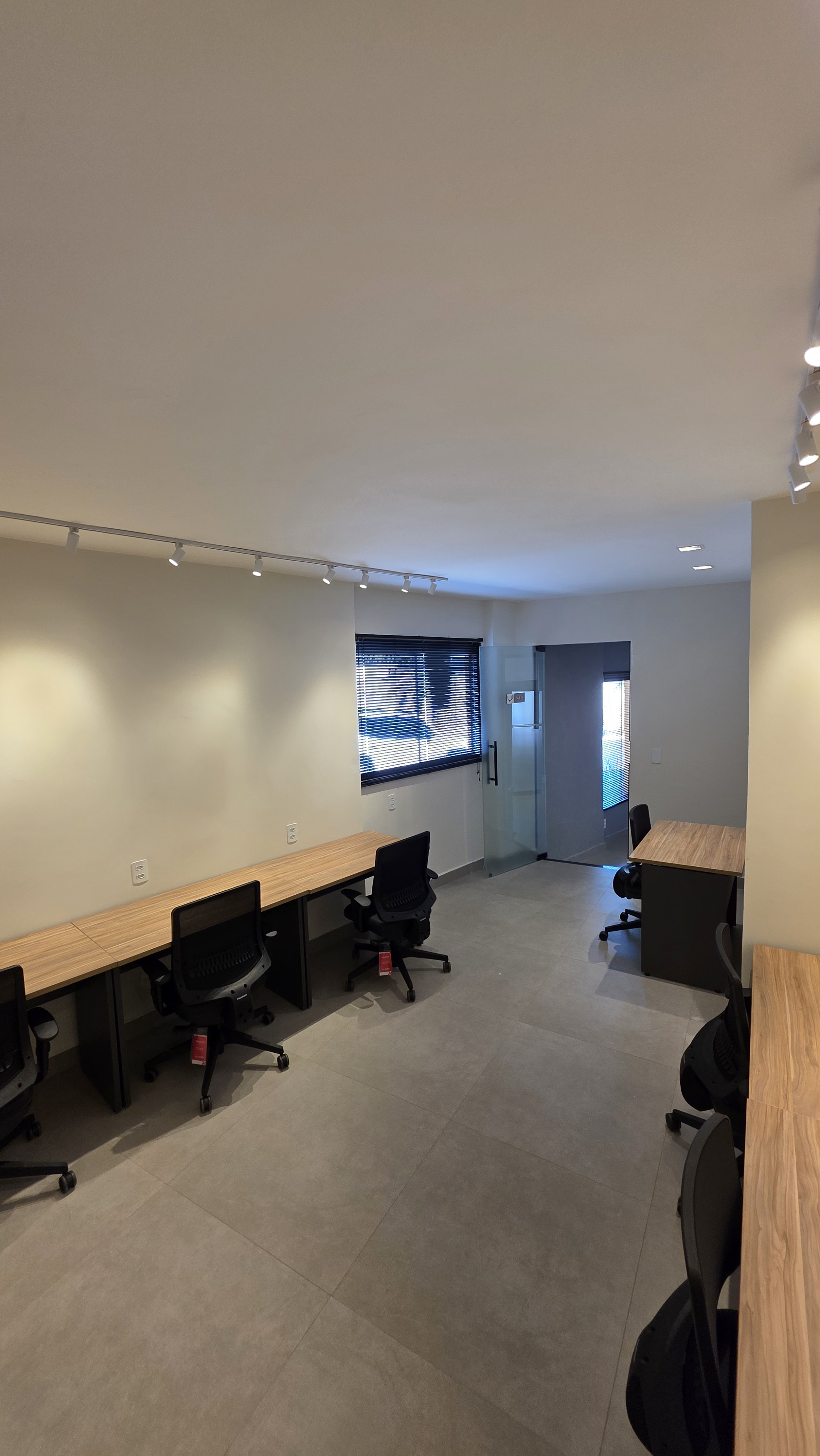 Foto de la sala Oficina privada para 8 puestos · 10 a 20 m² en Setor Sul, Goiânia (2/3)
