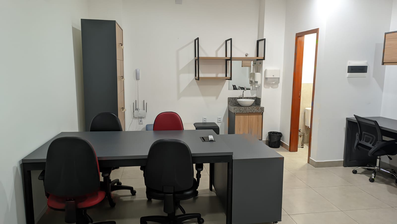 Foto de la sala Oficina privada para 8 puestos · 20 a 30 m² en Centro-Sul, Cuiabá (2/3)
