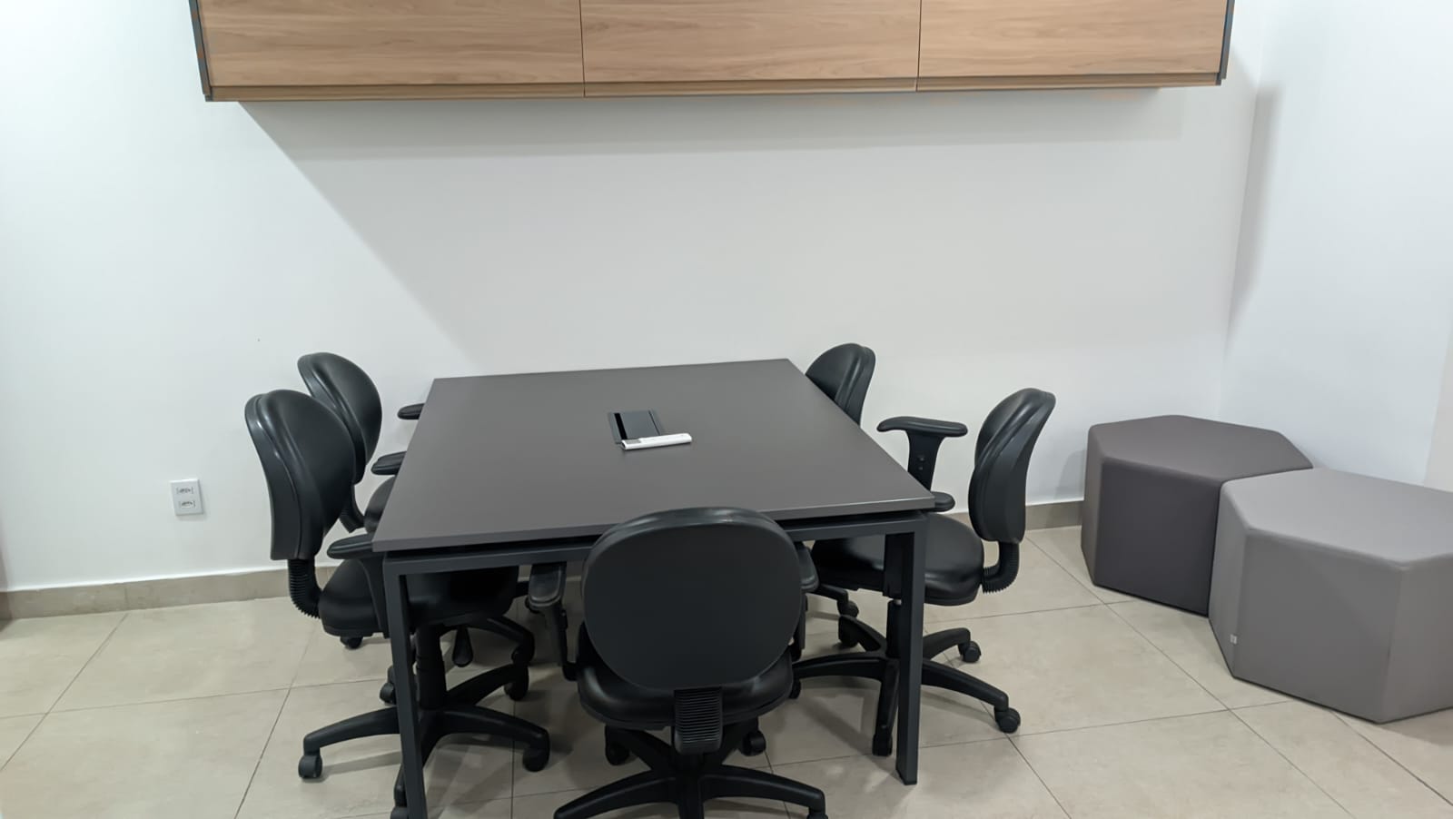 Foto da sala Escritório privativo para 8 posições · 20 a 30 m² em Centro-Sul, Cuiabá (3/3)