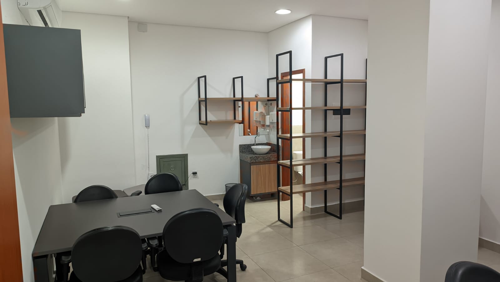 Foto da sala Escritório privativo para 8 posições · 20 a 30 m² em Centro-Sul, Cuiabá (1/3)