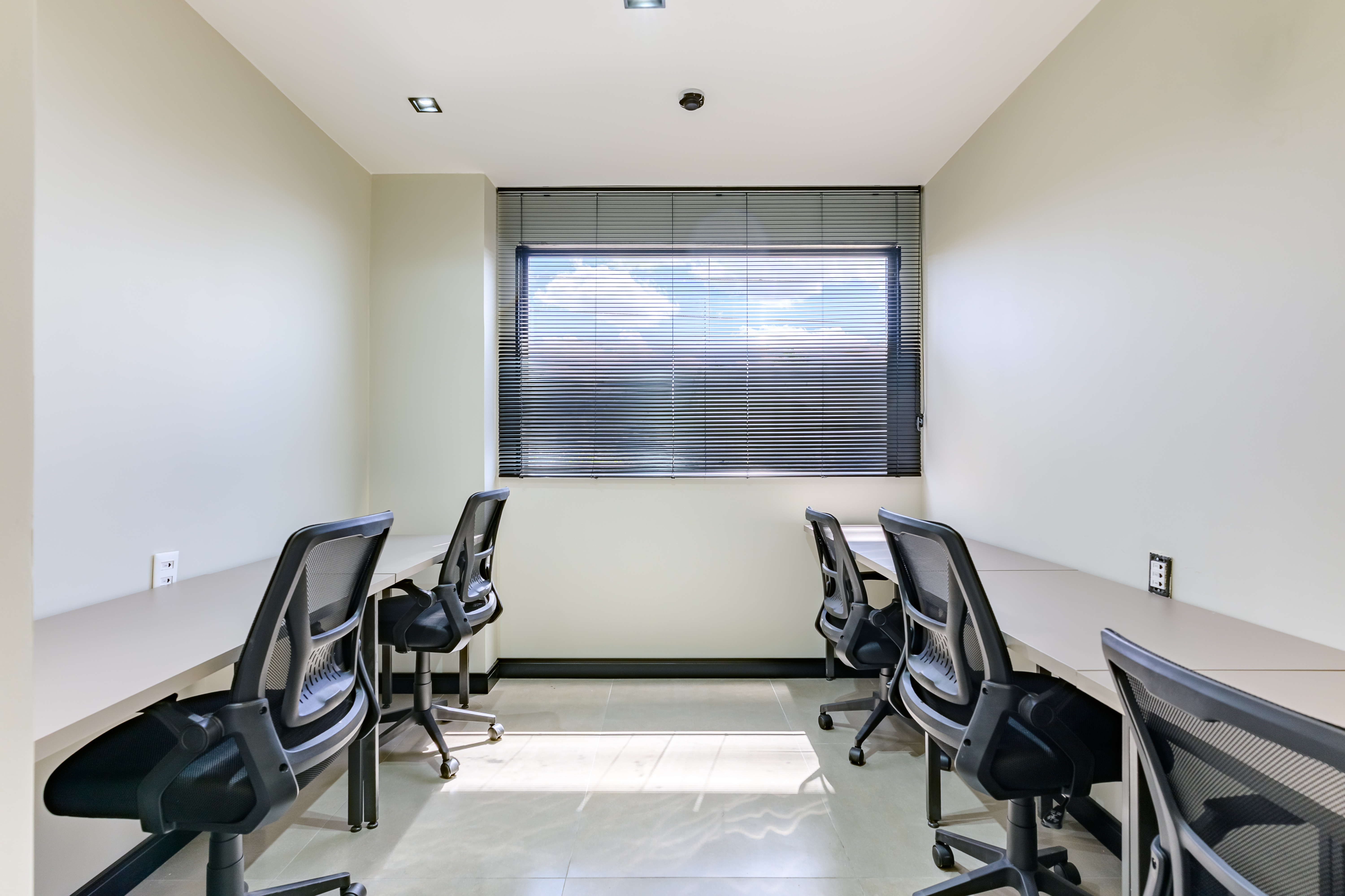 Foto da sala Escritório privativo para 5 posições · 10 a 20 m² em Setor Habitacional Vicente Pires - Trecho 3, Brasília (1/3)