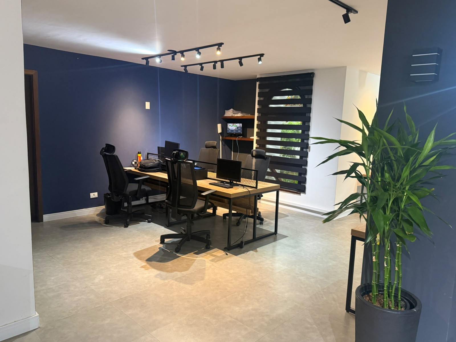 Foto da sala Escritório privativo para 15 posições · 80 a 90 m² em Água Verde, Curitiba (1/3)