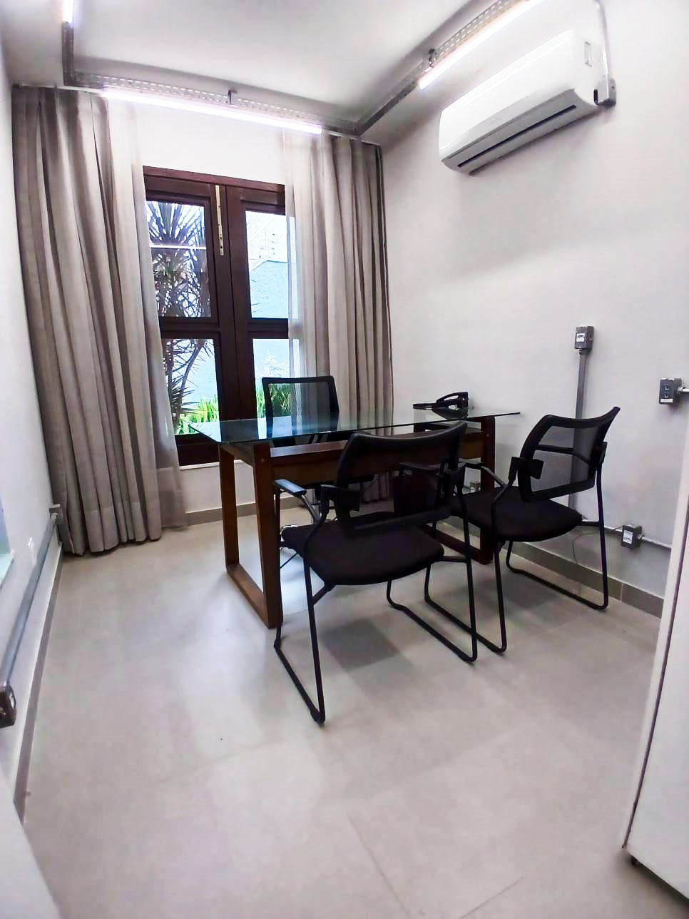 Foto de la sala Oficina privada para 3 puestos · 0 a 10 m² en Joaquim Távora, Fortaleza (3/3)