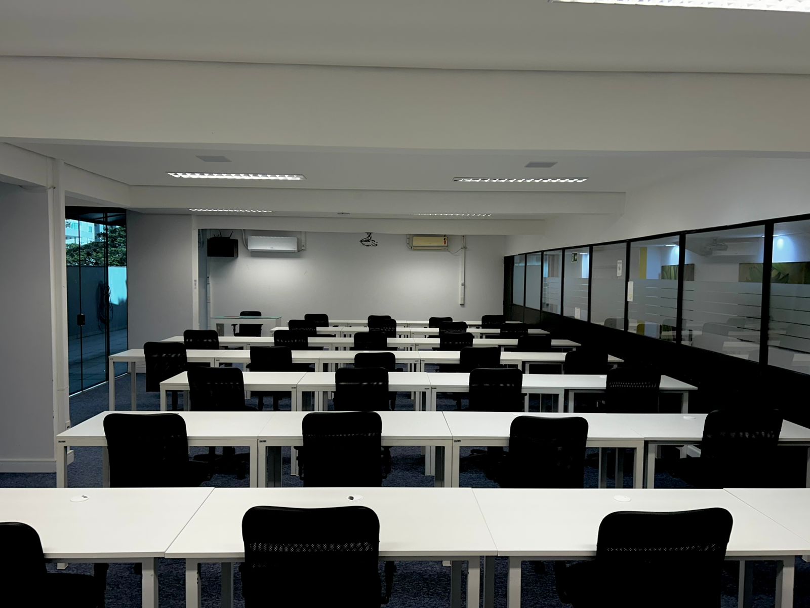 Foto de la sala Sala de Treinamento — 24p7 coNETworking (2/13)