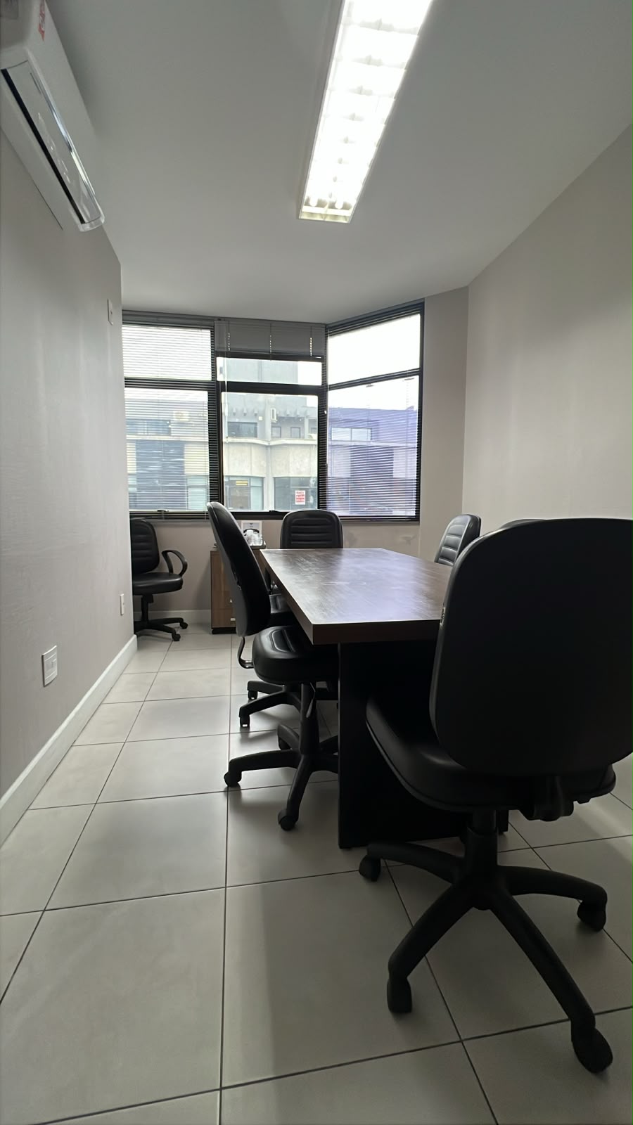 Sala de reunião de 06 lugares — Centro, Florianópolis/SC