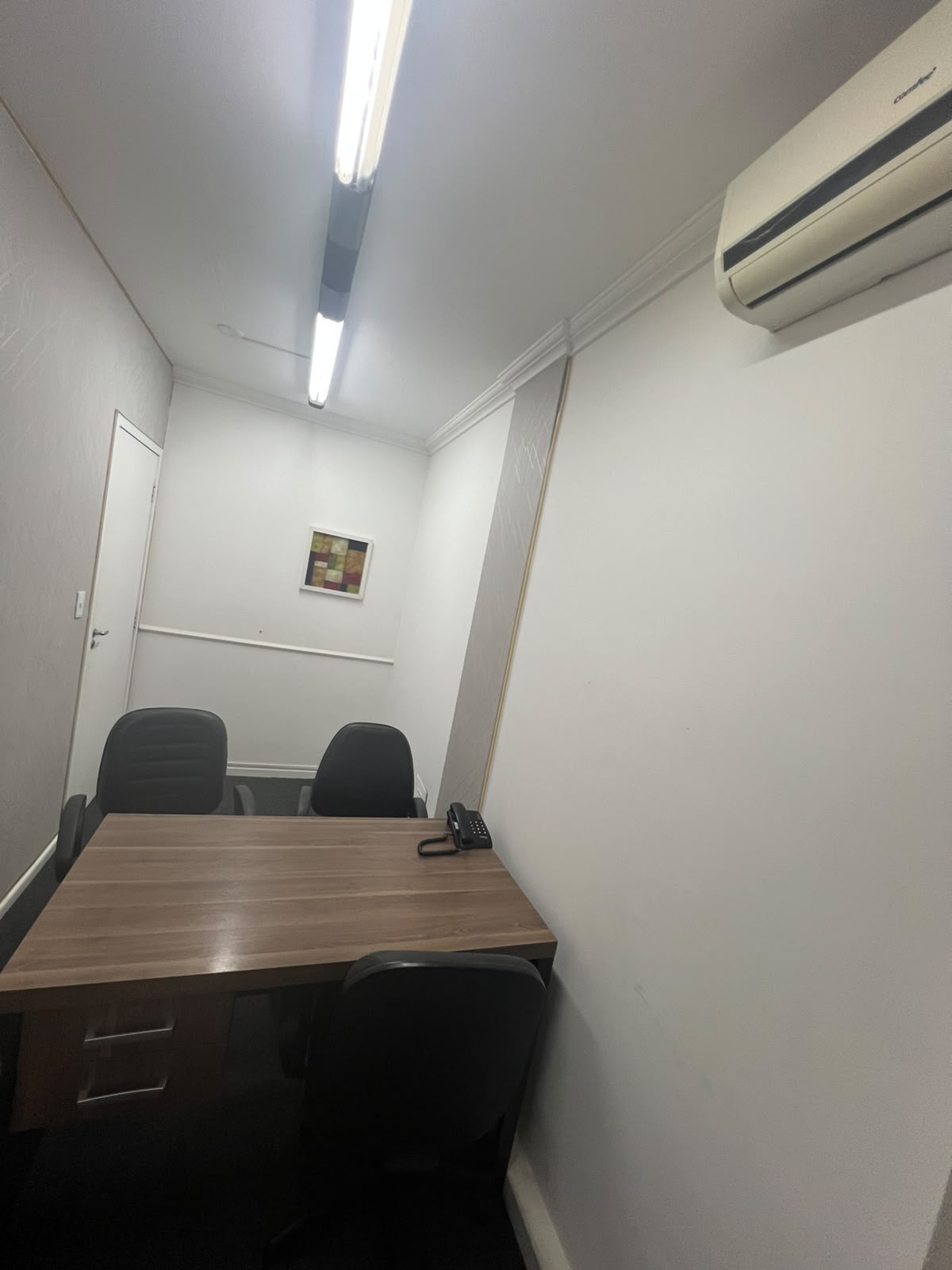 Foto de la sala Oficina privada para 3 puestos · 50 a 60 m² en Centro, Florianópolis (2/3)