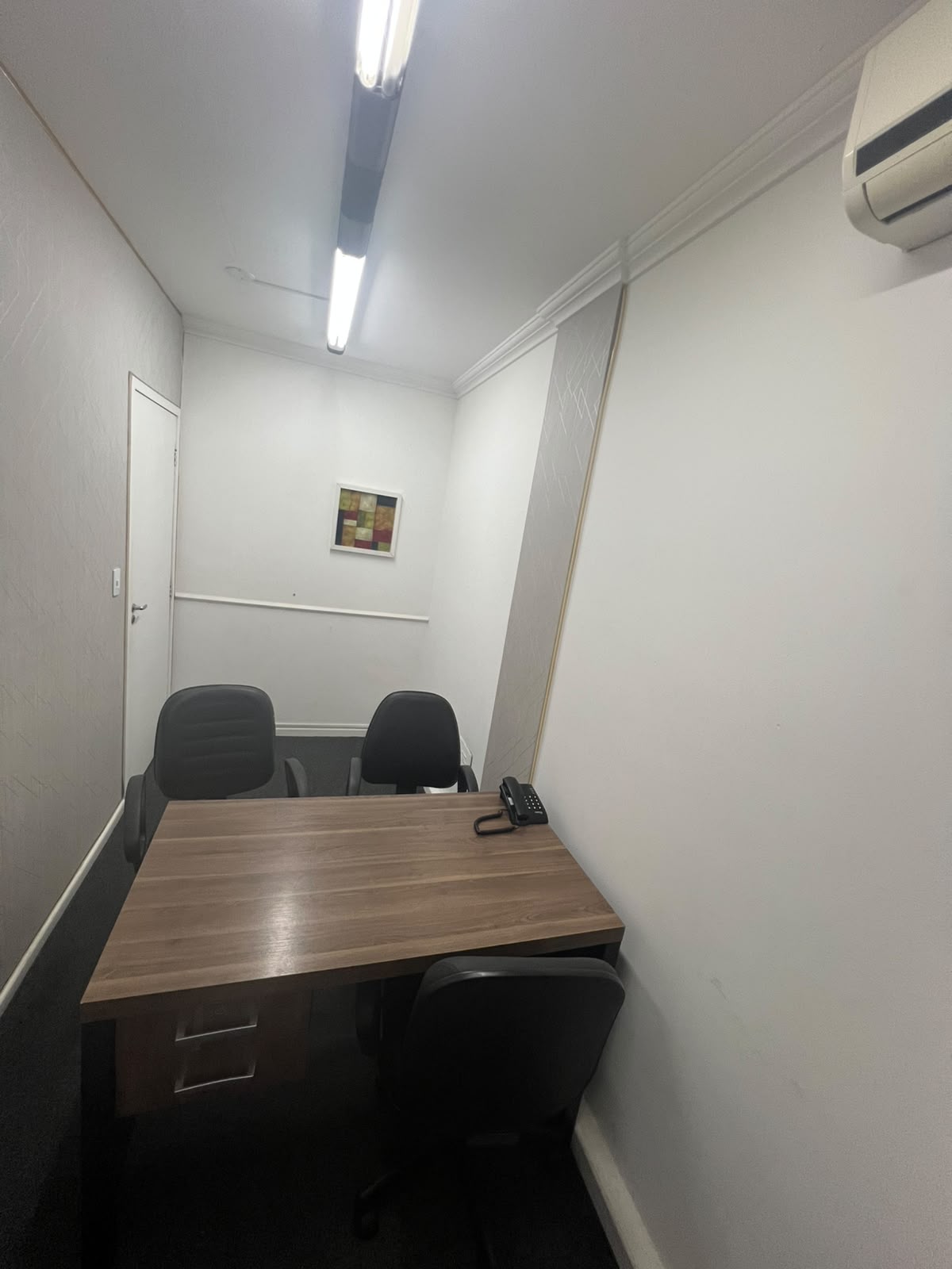 Foto de la sala Oficina privada para 3 puestos · 50 a 60 m² en Centro, Florianópolis (1/3)