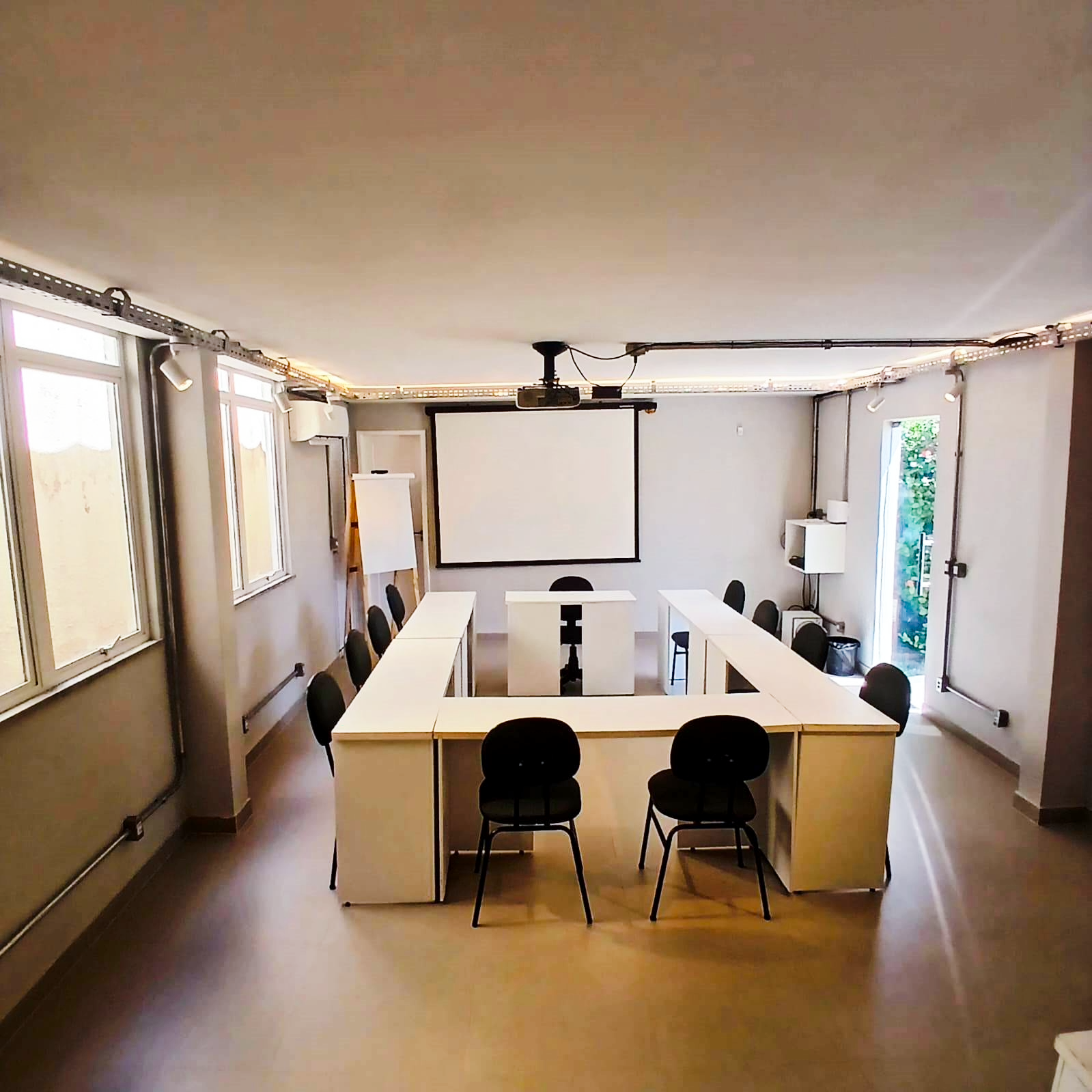 Foto de la sala sala de treinamentos — Open House Coworking (3/13)