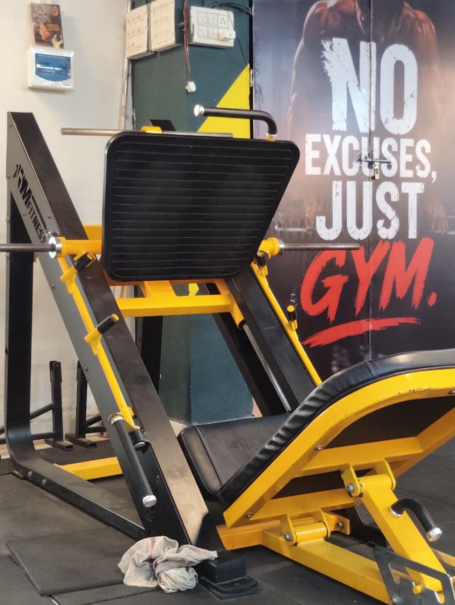 Leg press station with motivational gym artwork