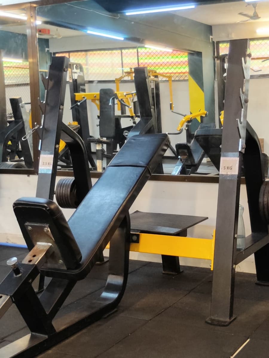 Incline bench press station