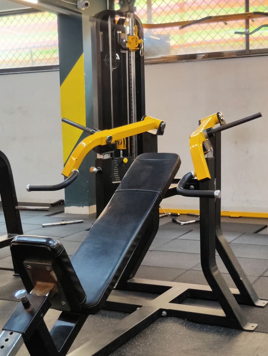 Incline chest press machine