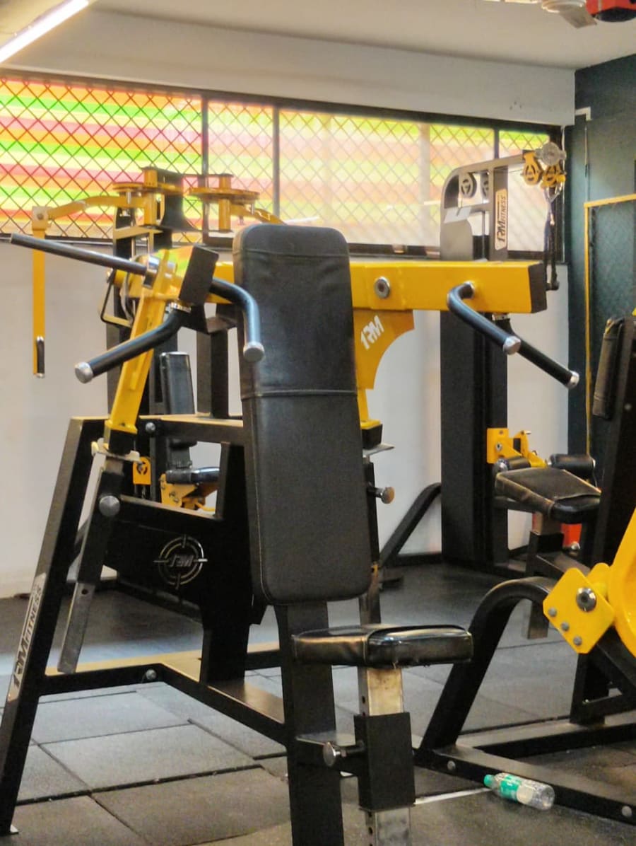 Shoulder press machine in the strength zone
