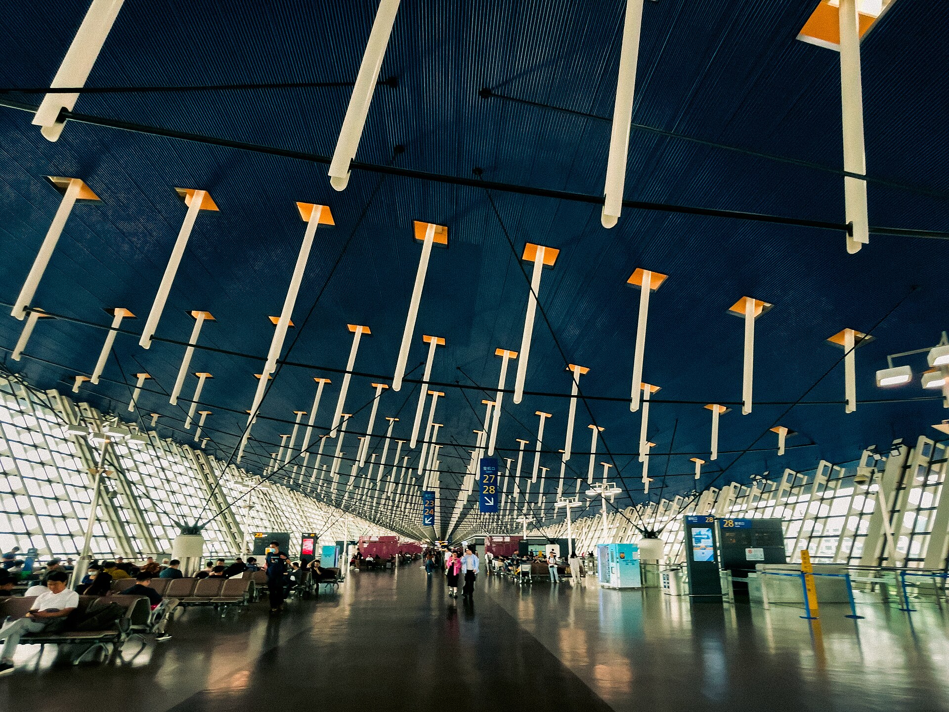 China lleva sus aeropuertos al interior: 270 civiles, 7 nuevos en 2025 y récord de pasajeros