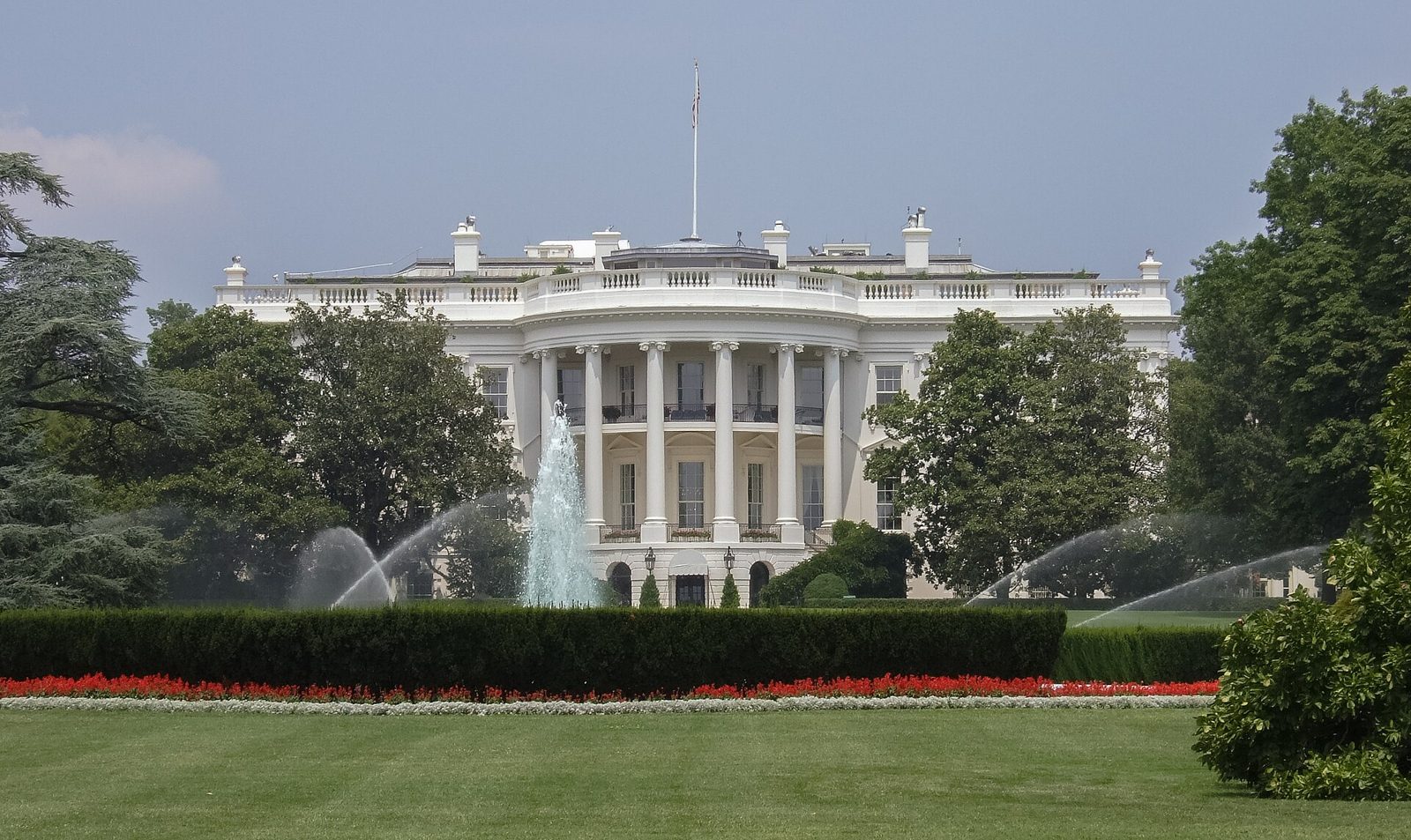 Trump traslada a 3 directivos del evaluador de IA a la Casa Blanca