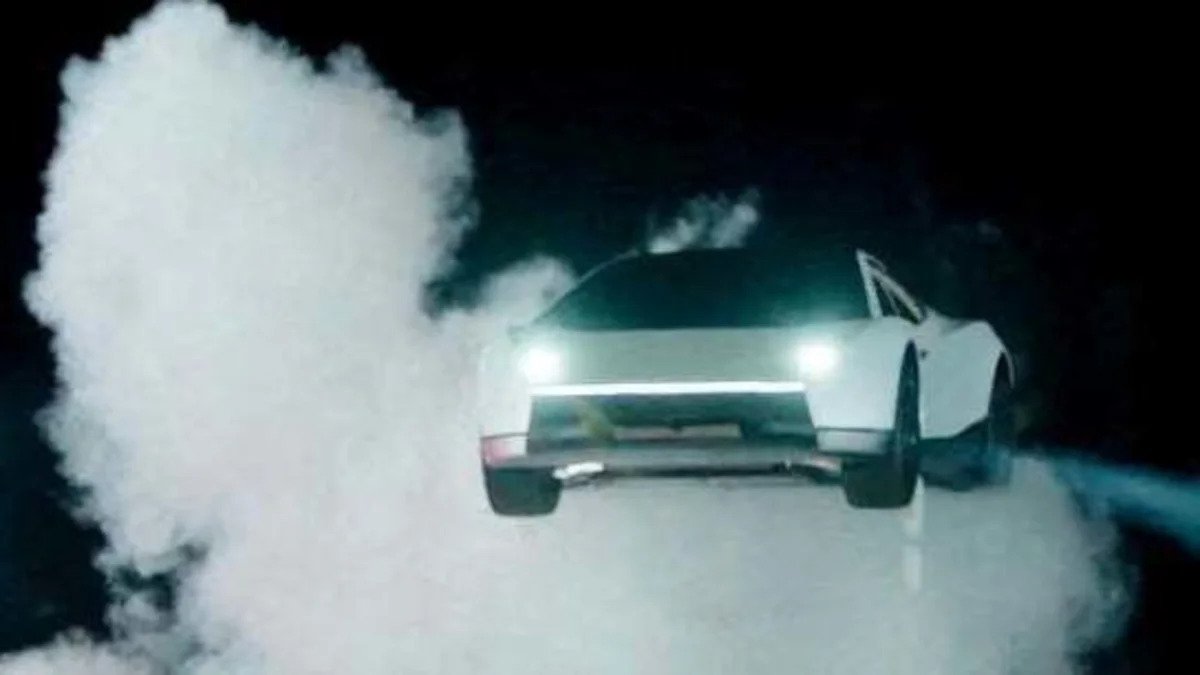 Tesla Roadster con propulsores SpaceX: voltereta en el aire y producción en 2028