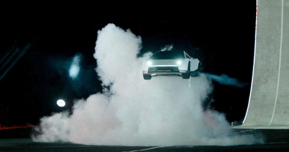 «Los coches voladores son reales»: Musk presenta el Roadster con propulsores de SpaceX