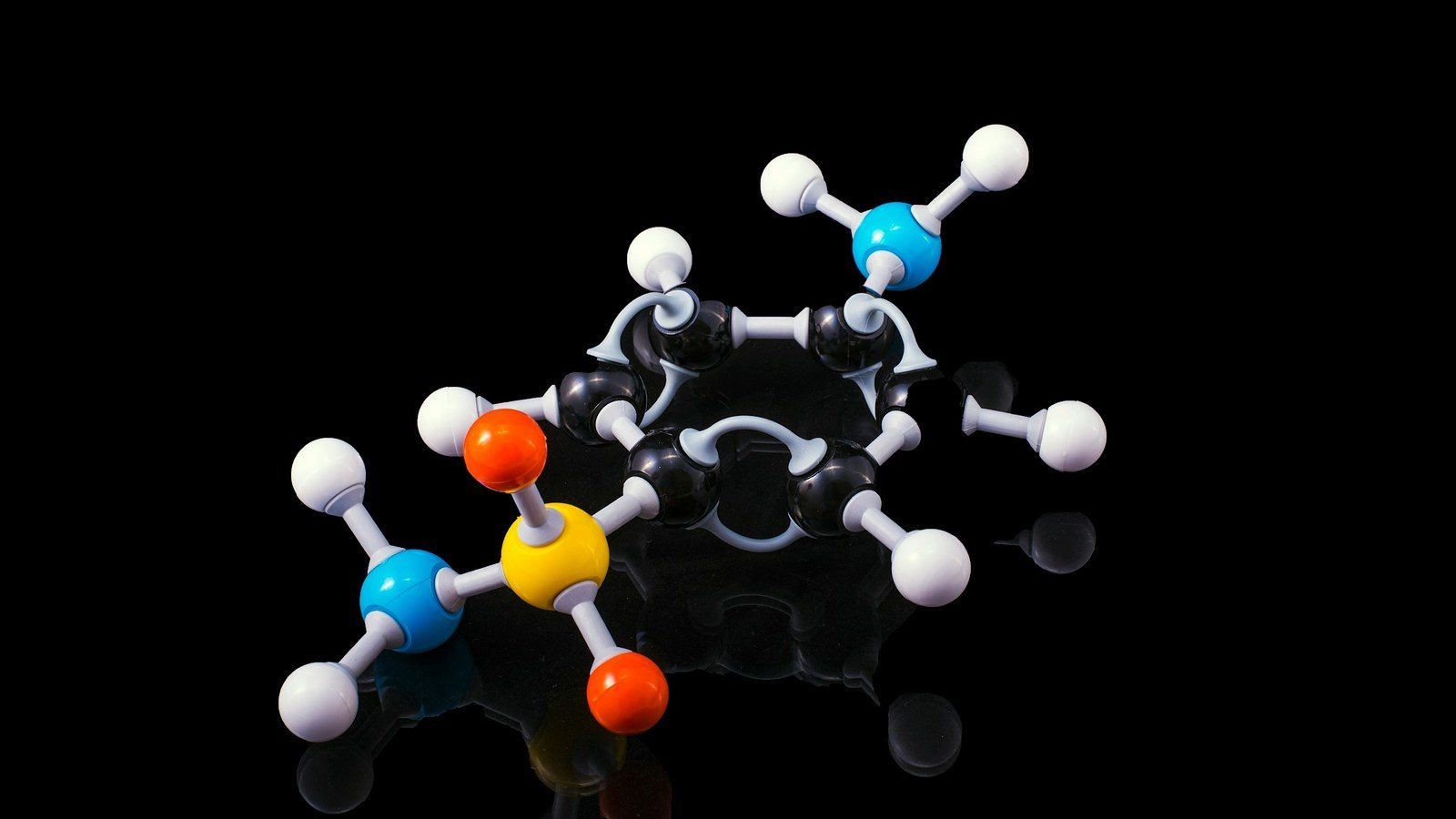 Claude diseña proteínas capaces de neutralizar neurotoxinas de escorpión