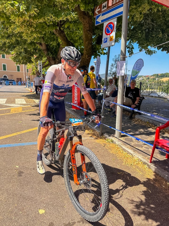 Atleta Triono nella zona arrivo a fine gara, tra il pubblico