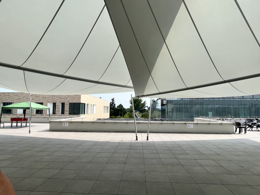 Vele da sole al campus Humanitas University di Milano