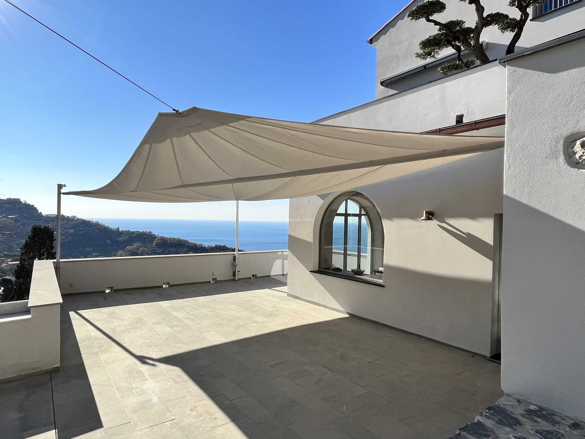 Vela motorizzata sulla terrazza di Casa B a Camogli, sul mare ligure