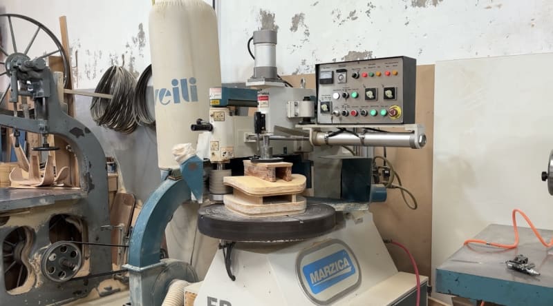 Roto copiador utilizado para el mecanizado y perfilado de precisión de piezas de multilaminado en el taller de Alrio Multilaminados.