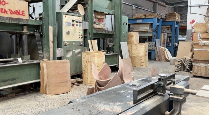 Prensa hidráulica industrial de alto tonelaje utilizada en el prensado en caliente del multilaminado, en el taller de Alrio Multilaminados.