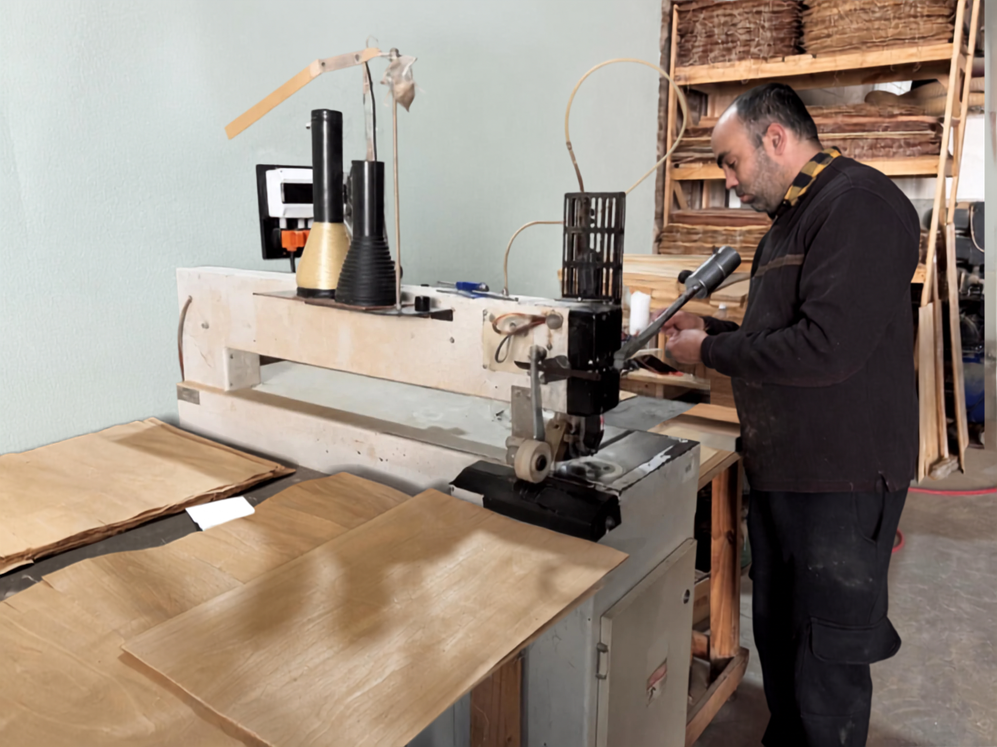 Proceso de armado y acabado de piezas de madera en el taller de Alrio Multilaminados.