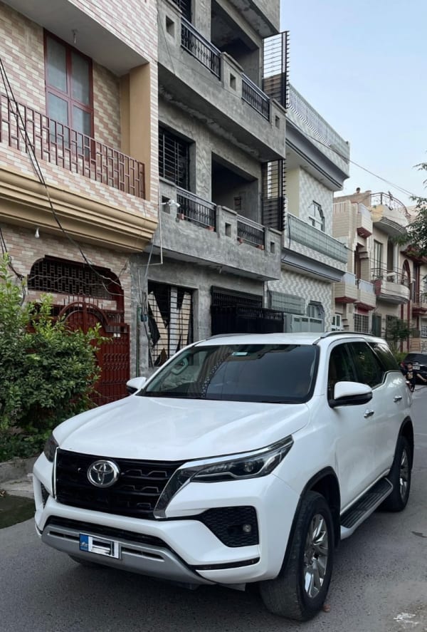 Rent Toyota Fourtuner 2023 in 345 B block sabzazar lahore, Lahore, Punjab - CAR.LO PK