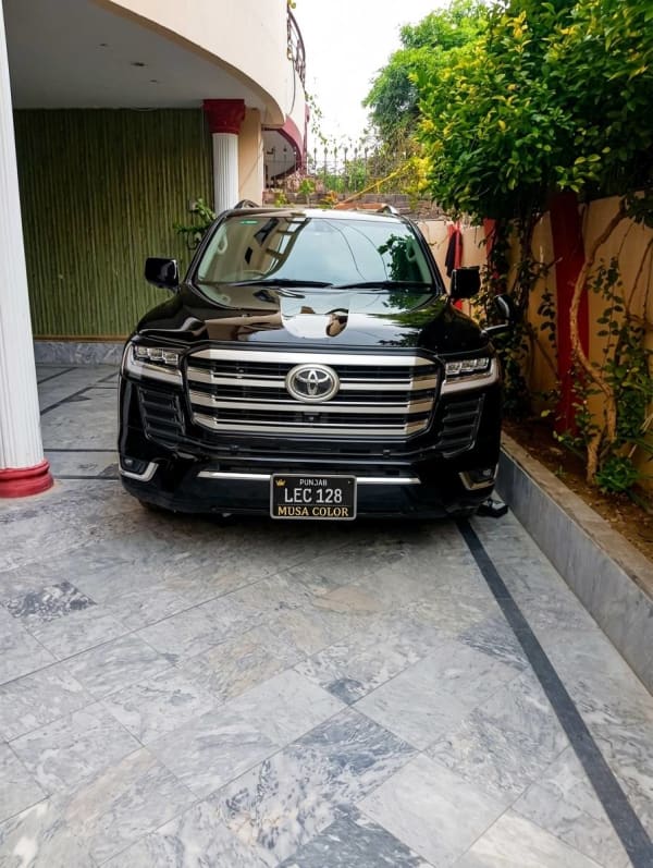 Rent Toyota Land Cruiser V8 2025 in Allama Iqbal town, Lahore, Punjab - CAR.LO PK