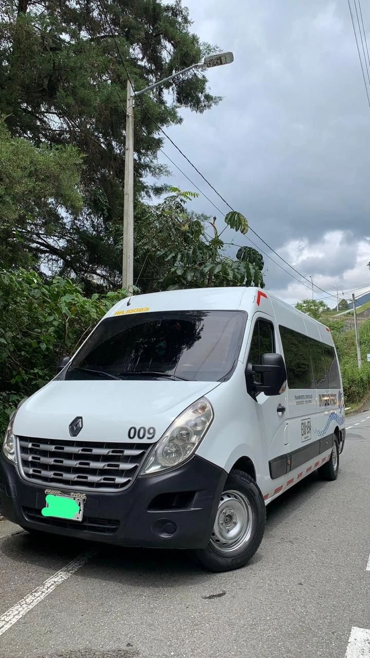 Van blanca de pasajeros en la carretera a Guatapé